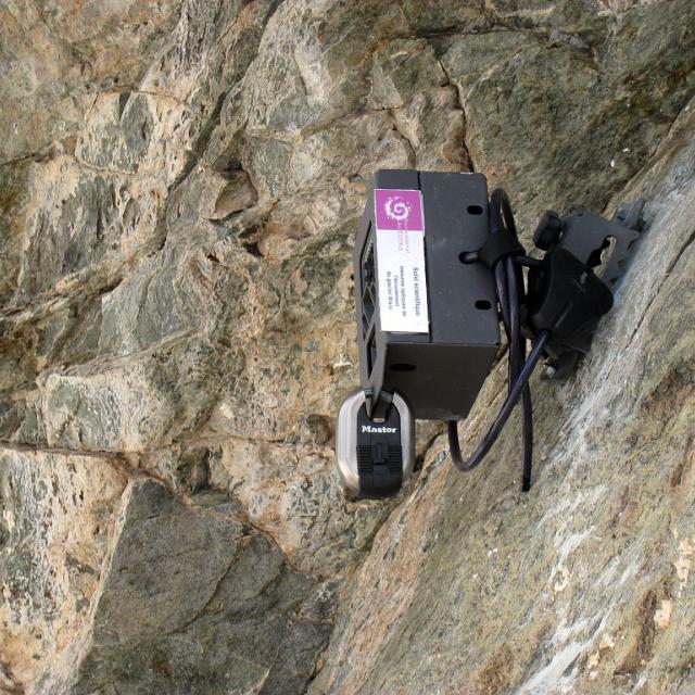 Installation appareil photo automatique glacier blanc © Parc national des Ecrins