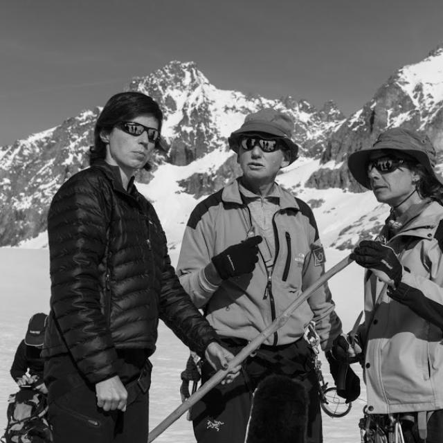 Mesure glacier Blanc - mai 2015 - tournage reportage Sophie Massieu, planète + Thalassa - © Abdou Martin