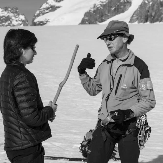 Mesure glacier Blanc - mai 2015 - tournage reportage Sophie Massieu, planète + Thalassa - © Abdou Martin