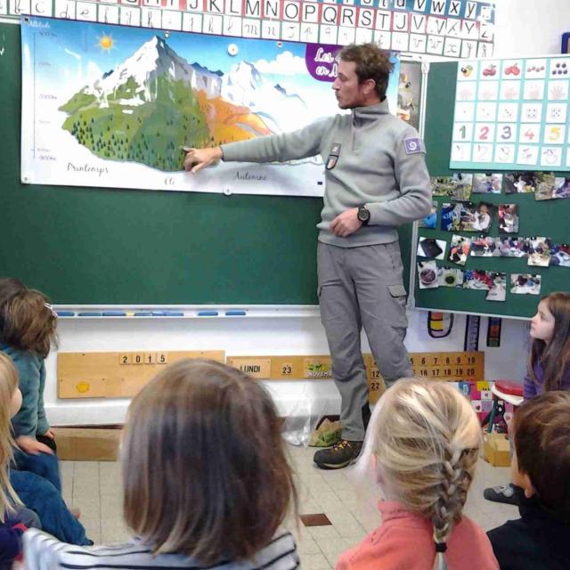A MIzoën, la classe de maternelle part à la découverte des animaux de montagne avec un garde-moniteur du Parc national des Ecrins