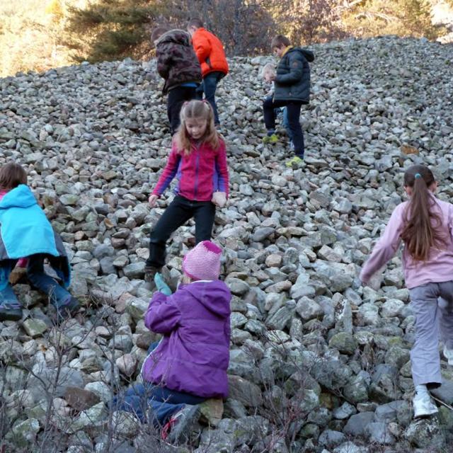 Aux Vigneaux, avec une garde-monitrice du Parc national, les écoliers s'intéressent à l'histoire des roches