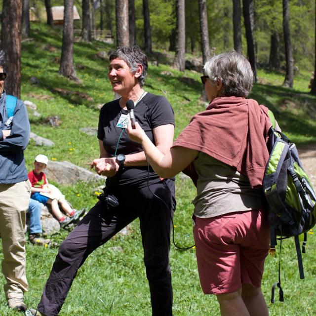 Anne-Marie Lanquetuit, au micro d'Anne-Chantal Descamps © J-Charron - Parc national des Écrins