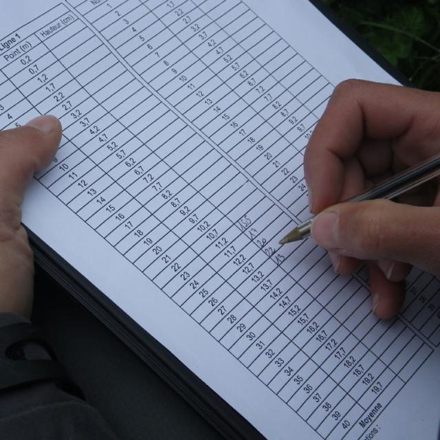 Calage mesures biomasse végétale - © Leïla Thouret - Parc national des Écrins