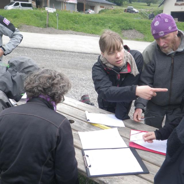 Calage mesures biomasse végétale - © Leïla Thouret - Parc national des Écrins