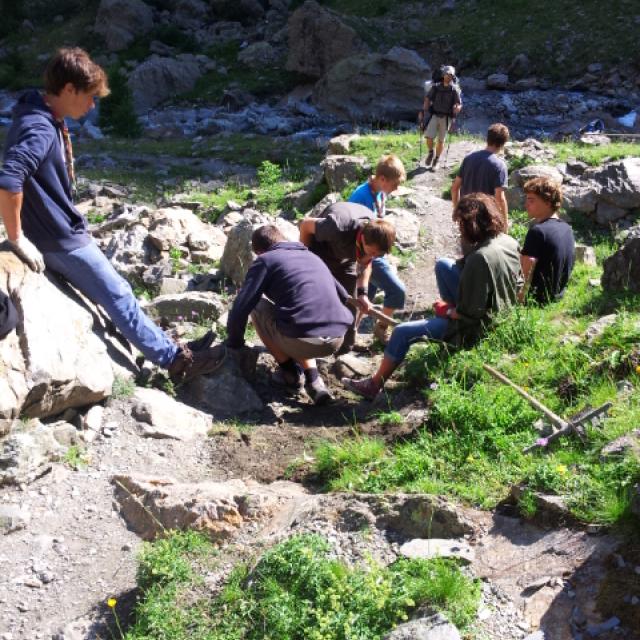 Scouts de Roland-Pierre en chantier sur un sentier en Vallouise - © Parc national des Ecrins