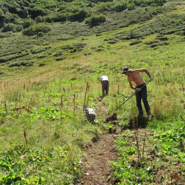 travaux sur le sentier du Pré de l'ours au chapeau - © R.Jordana - Parc national des Écrins