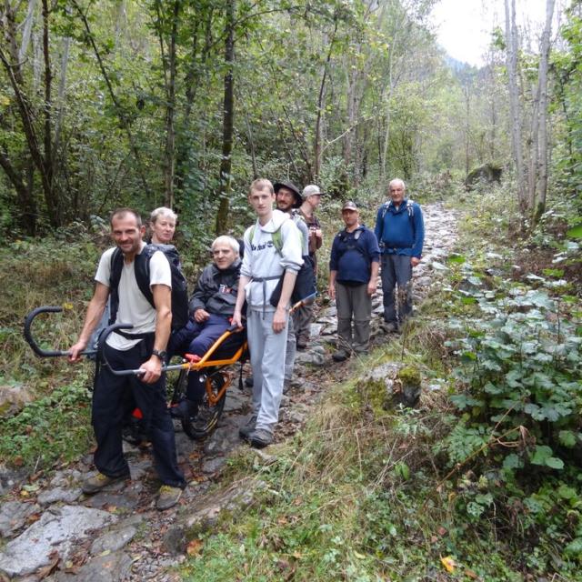 En joelette au Lauvitel - oct 2016 - © Parc national des Ecrins