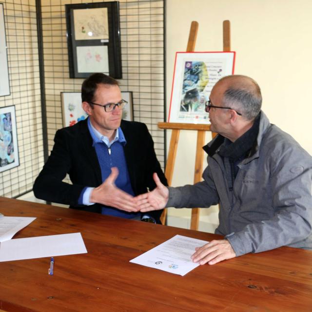 Signature PNE-EDSB convention pour 1 collier GPS bouquetin - © Parc national des Ecrins