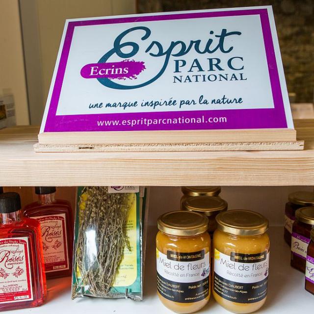 Produits esprit parc national, en vitrine dans les maisons du Parc © T.Maillet - Parc national des Ecrins