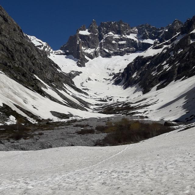 Encore beaucoup de neige sur l'itinéraire d'accès aux refuges du Châtelleret et du Promontoire © Parc national des Écrins