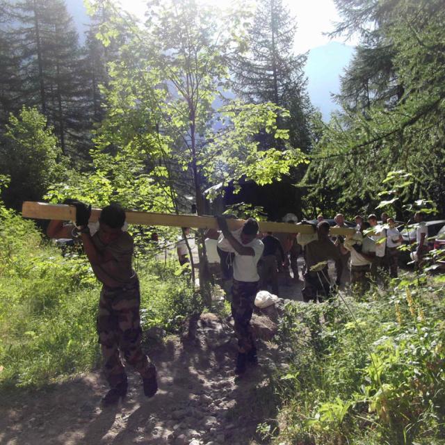 Remise en état passerelle Clapouse avec l'aide de militaires - vallouise - été 2018 © Parc national des Écrins