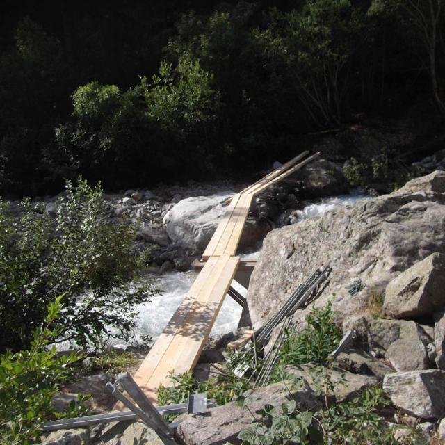 montage et la sécurisation de la passerelle Clapouse - Vallouise - été 2018 © Parc national des Écrins