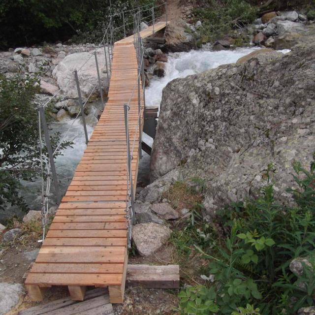 montage et la sécurisation de la passerelle Clapouse - Vallouise - été 2018 © Parc national des Écrins