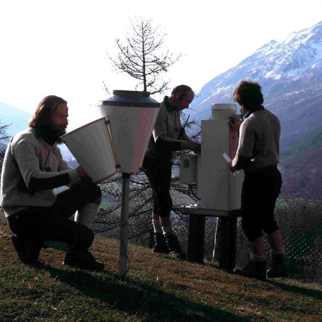 Installation station MERA 1988 - © Archives Collection Robert Keck - Parc national des Écrins