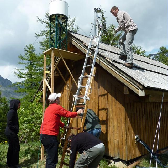 Station Mera - Installation collecteur CARAGA - 2011 © C.Coursier - Parc national des Écrins