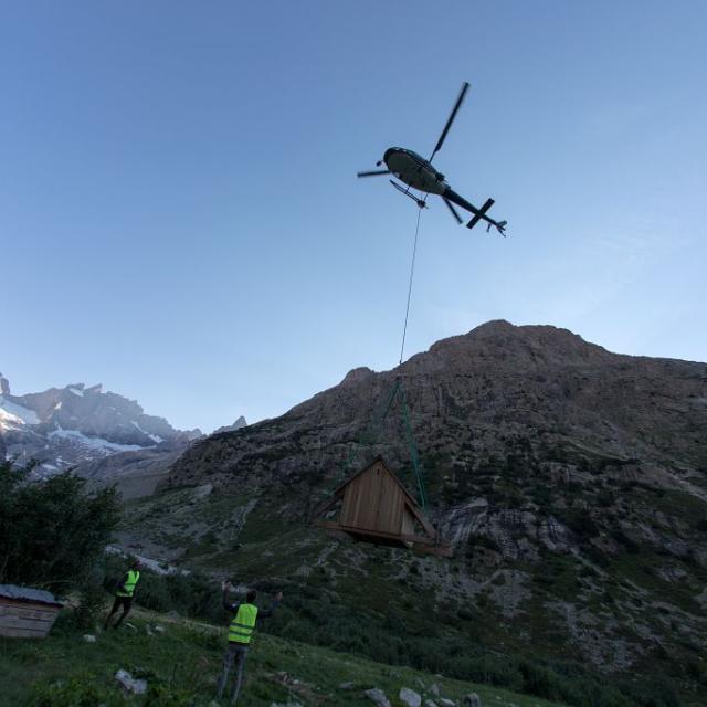 Heliportage cabane temporaire Etançons 2018 © P.Saulay - Parc national des Ecrins