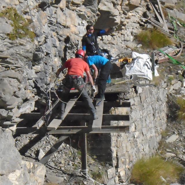 travaux évacuation passerelle vieille Selle © S.D'houwt - Parc national des Ecrins