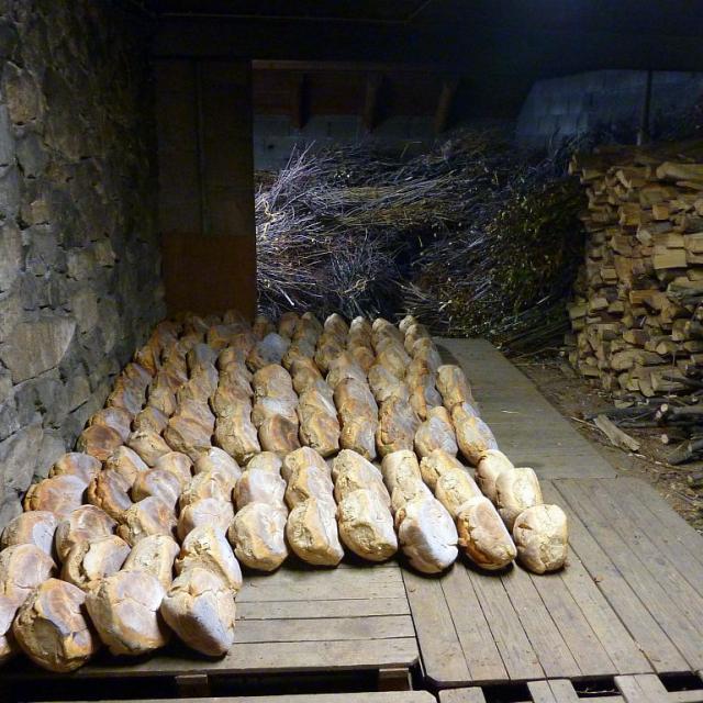 fournée de pain de ménage après celles du pain noir à Villar d'Arène - novembre 2018 © C.Coursier - Parc national des Écrins
