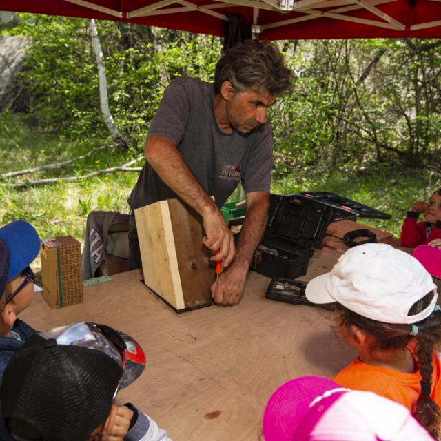 fabrication nichoirs -  scolaires -Ecrins de nature 2019 - Vallouise - photo T.Maillet - Parc national des Ecrins