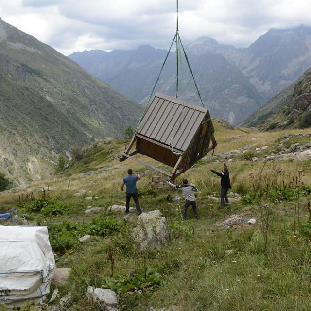 Héliportage cabane d'estive 2018  - © D.Vincent- Parc national des Ecrins