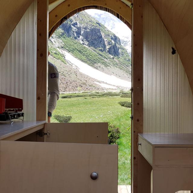Héliportage prototype cabane d'appoint - alpage Mariande - juin 2019 - © F. Sabatier - Parc national des Ecrins