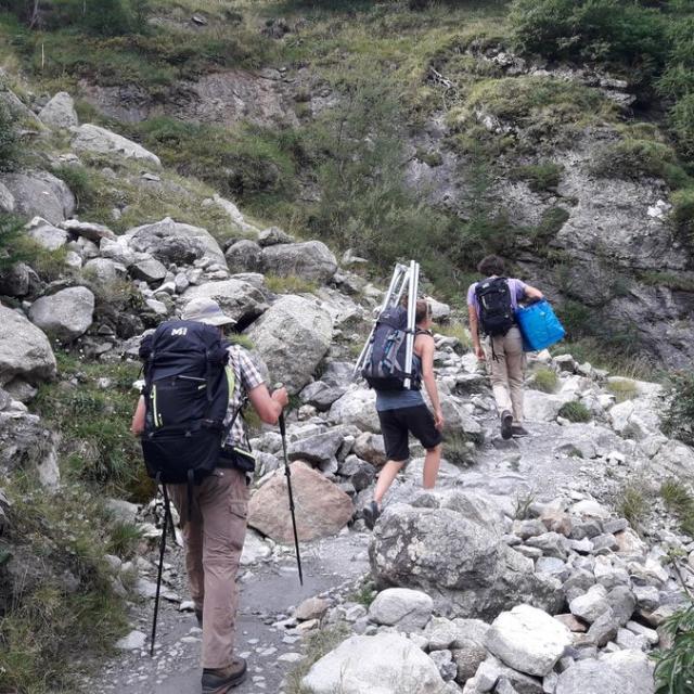 Installation station météo Chamoissière - Refuges sentinelles - Août 2019 - © C.Sagot -Parc national des Ecrins