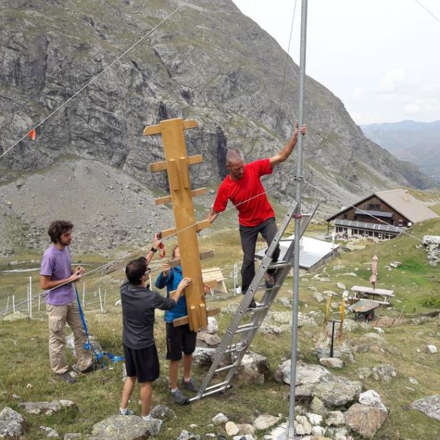 Installation station météo Chamoissière - Refuges sentinelles - Août 2019 - © C.Sagot -Parc national des Ecrins