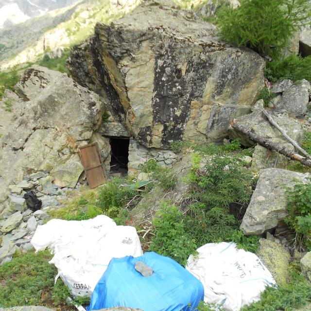 Abri sous roche des Bans, avant travaux © J-L Grégoire - Parc national des Ecrins