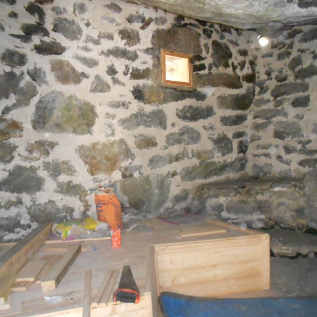 Abri sous roche des Bans, pendant travaux © J-L Grégoire - Parc national des Ecrins