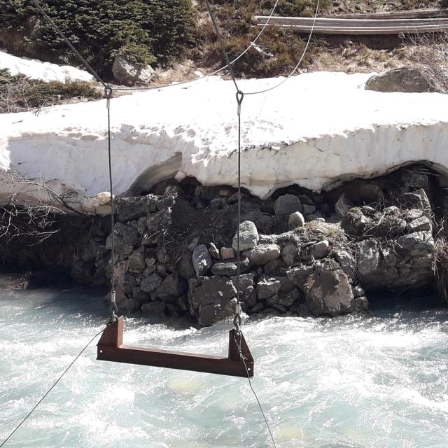 Assise suspendue de la passerelle du Carrelet, effondrée - mai 2020 photo Parc national des Ecrins