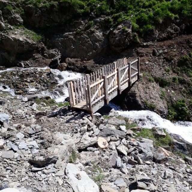 La passerelle de Combe Guiyon qui avait été vandalisée a été rénovée. photo Parc national des Ecrins - mai 2020