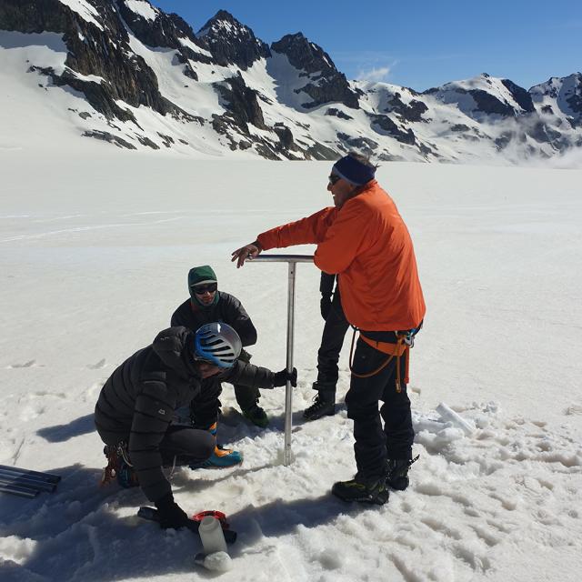 Mesures d'accumulation glacier Blanc - mai 2020 - photo M.Bonnefoy - INRAE