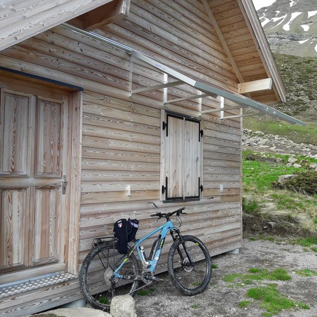 Utilisation VTTAE garde-moniteur du Parc national des Ecrins - photo E.Evin Parc national des Ecrins