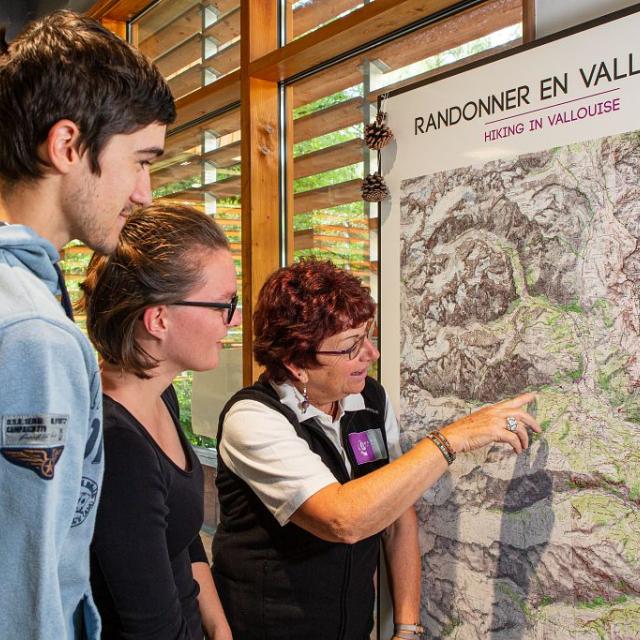 Maryse Fourcroy à l'accueil de la Maison du Parc de Vallouise - photo T.Maillet - Parc national des Ecrins