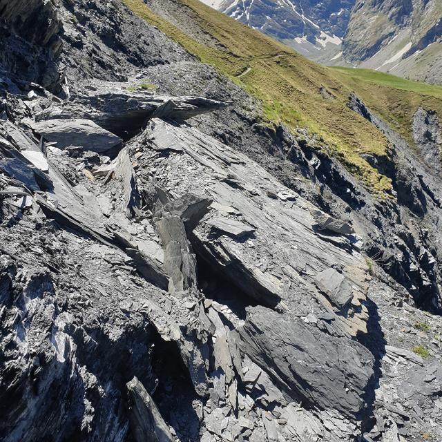 Eboulement et glissement de terrain sur le sentier des Crevasses - mai 2020 - photo E.Vannard - Parc national des Ecrins