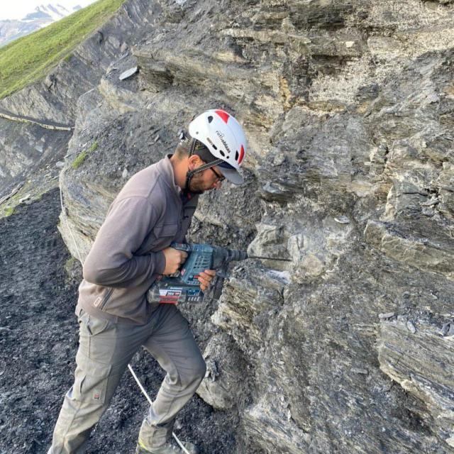 Travaux d'urgence réouverture sentier crevasses - juin 2020 - photo R.Vannard - Parc national des Ecrins