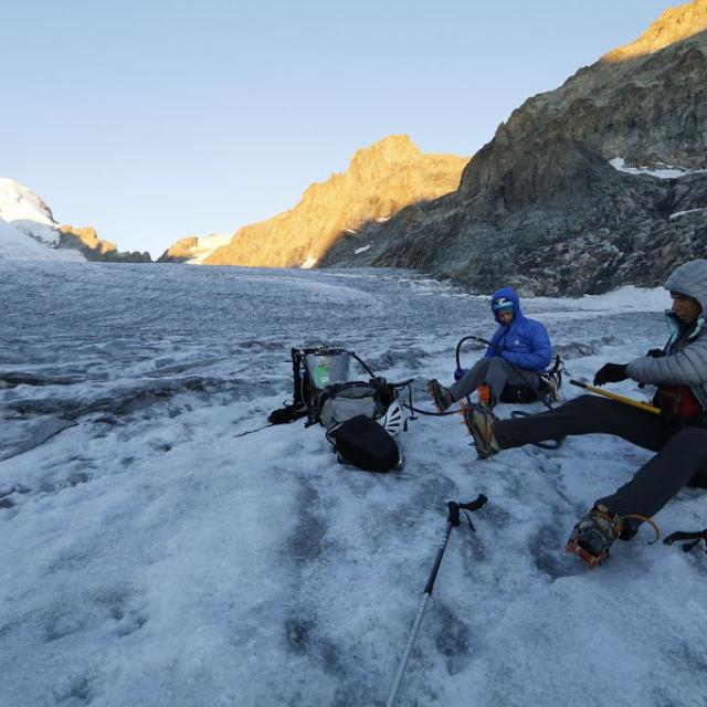 Mise en place de perches dans la glace au glacier Blanc, Barre des Ecrins - Martial Bouvier, PNE