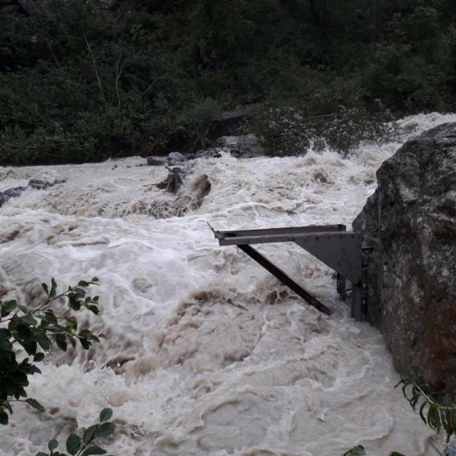 Passerelle emportée sur le chemin d'accès à la la Bosse de Clapouse