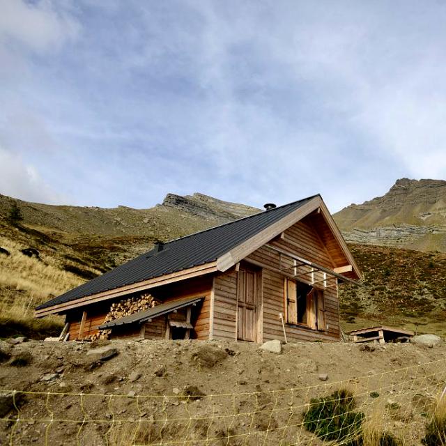 Cabane pastorale du col de la Pisse - © R. Papet - PNE