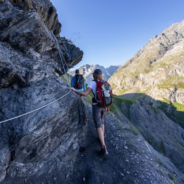 Randonneurs sur le sentier des Crevasses - © T. Blais - PNE
