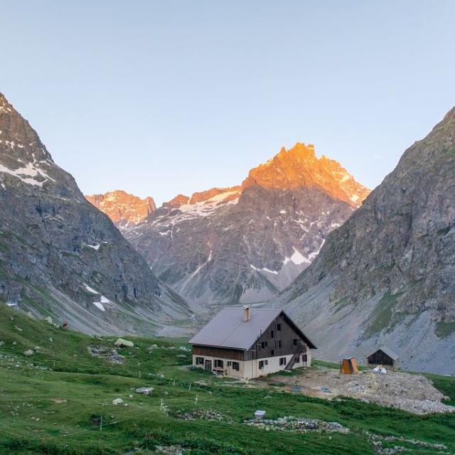 Le refuge de l'Alpe de Villard d'Arêne - © T. Blais - PNE