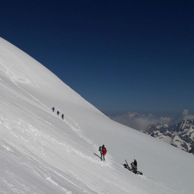 Campagne de mesures des 6 et 7 juin 2023 sur le glacier Blanc © A. Seignemartin - PNE