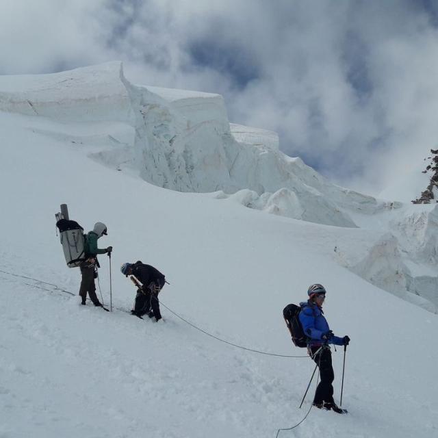 Campagne de mesures des 6 et 7 juin 2023 sur le glacier Blanc © A. Seignemartin - PNE