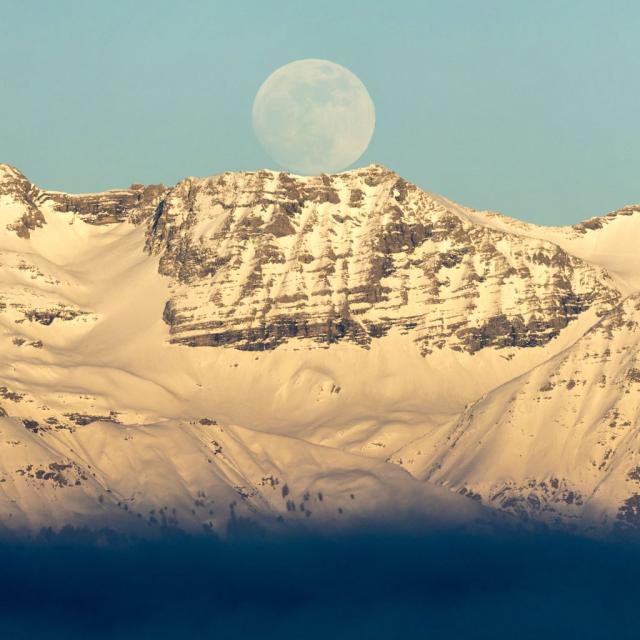 Quasi pleine lune sur le sommet d'Entre Piniers © Pascal Saulay - PNE