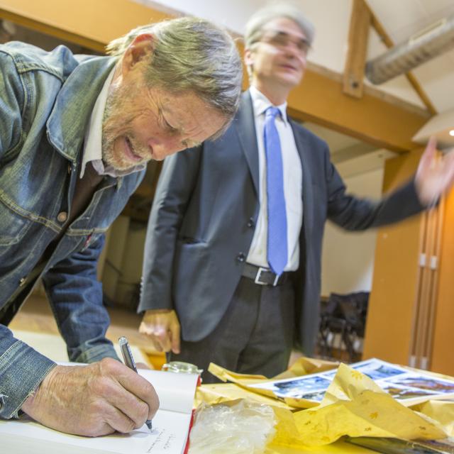 Dédicace de la Saga des Ecrins en présence de Bertrand Galtier, alors directeur du Parc national (C) Pascal Saulay - Parc national des Ecrins