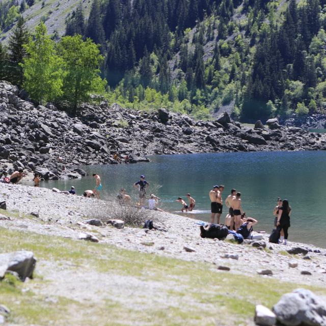 La foule des beaux jours sur les berges du lac Lauvitel - P. Navizet (C) Parc national des Ecrins