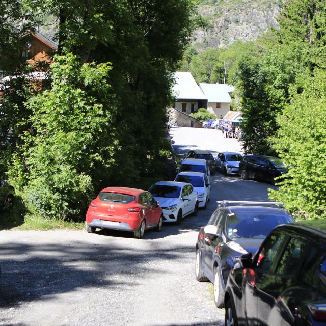 Stationnement dense au parking de la Danchère - P. Navizet (C) Parc national des Ecrins