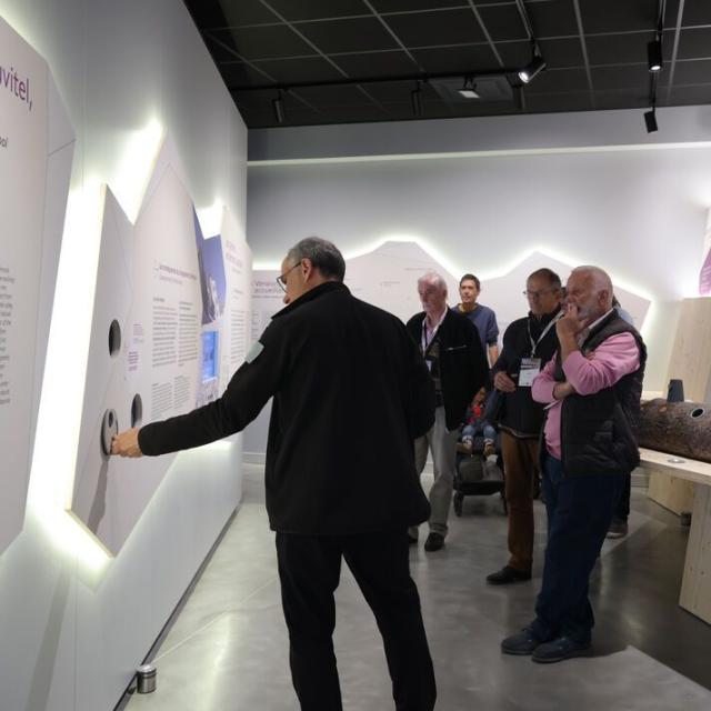 Les agents du Parc font visiter la nouvelle exposition de la Maison de l'Oisans et du parc national