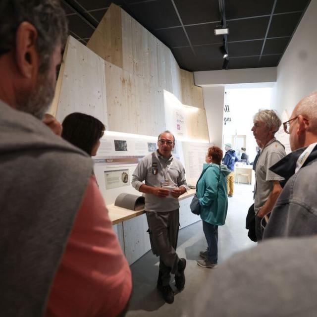 Les agents du Parc font visiter la nouvelle exposition de la Maison de l'Oisans et du parc national