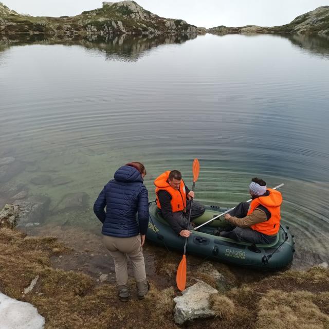 Canot sur un lac de montagne